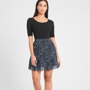 Skirt Banana Republic size 2 Pleated Mini Skirt Navy Blue Mini Dots
